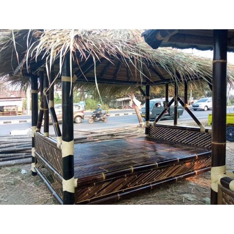 gazebo bambu lesehan ukuran 2x3 memakai atap ilalang