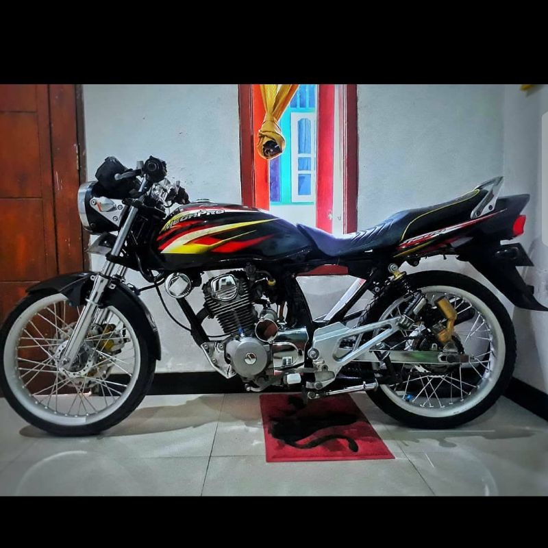 (BAYAR DITEMPAT) striping lis stiker standar Original megapro hiu 2004 striping lis stiker standar O