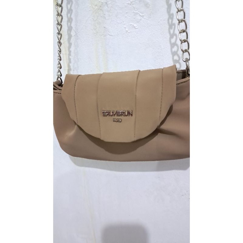 Preloved Tas Selempang Wanita Brunbrun Paris Sling Bag