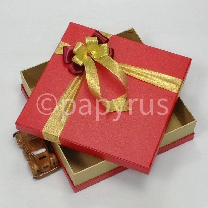 

PAPYRUS Sandwich 30x30 Tinggi 8cm Kotak Kado Gift Box Hadiah V2
