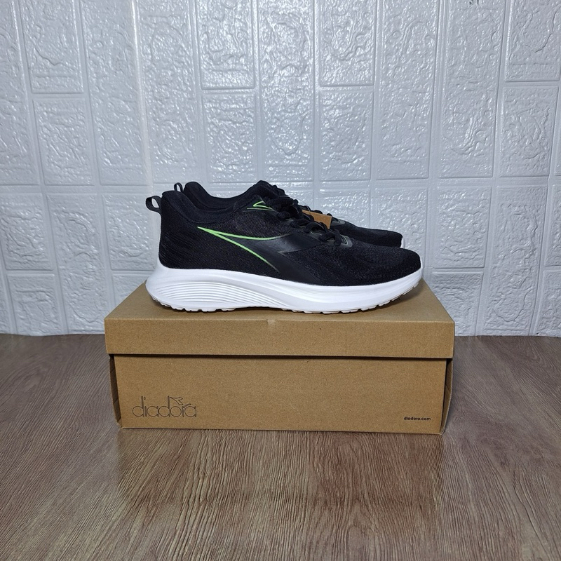Sepatu Lari Diadora Manva M black