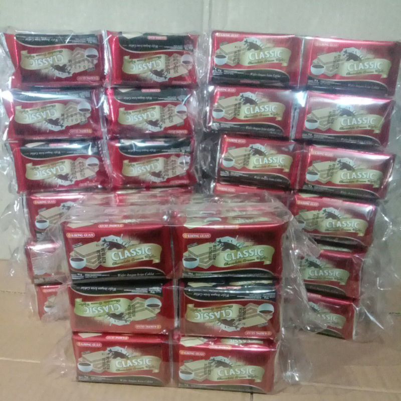 

CLASSIC Chocolate cream wafer 1 pak isi 10 pcs