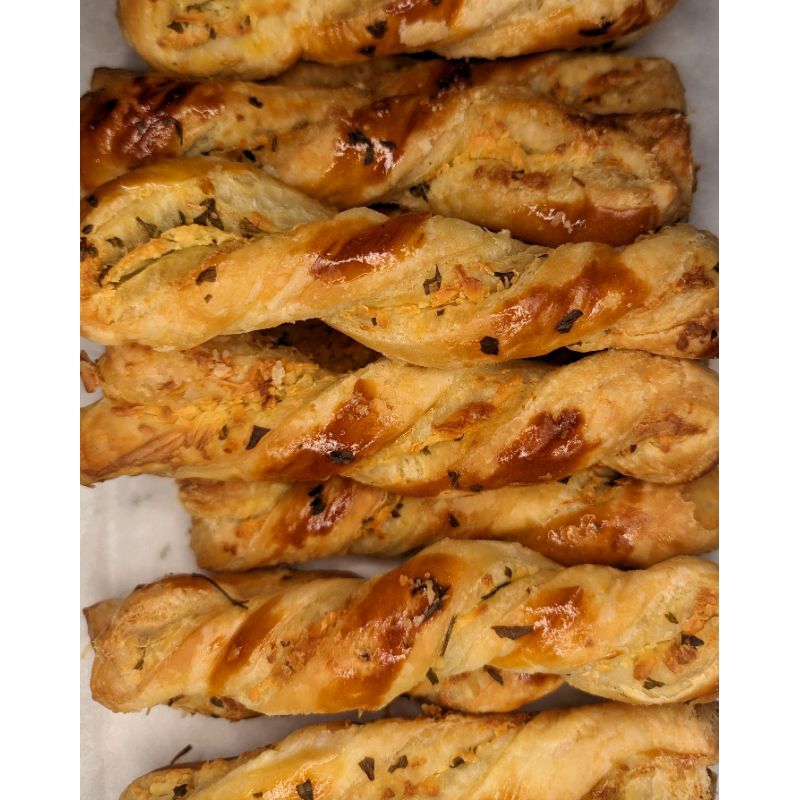 

Cheese garlic puff twist