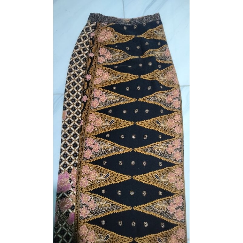kebaya bawahan jarik ( rok span jarik )