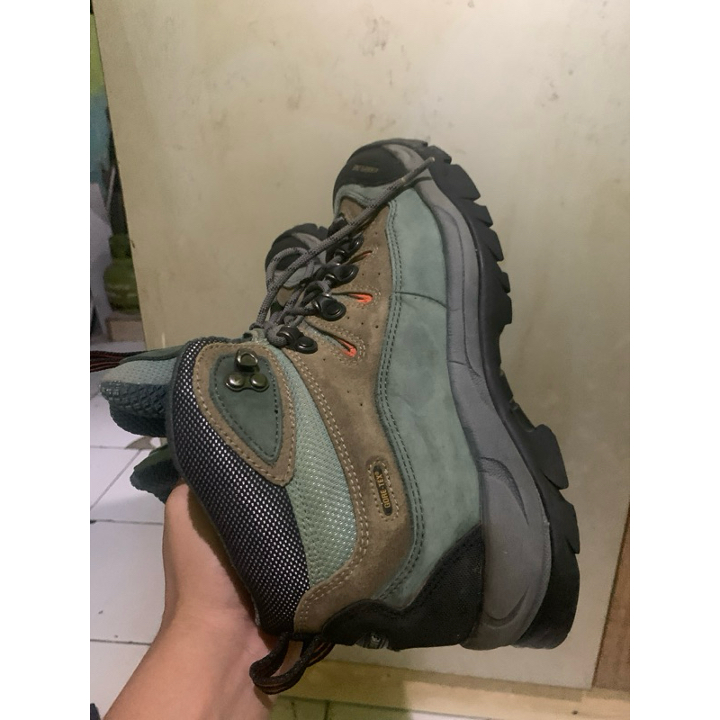 Sepatu outdoor campline