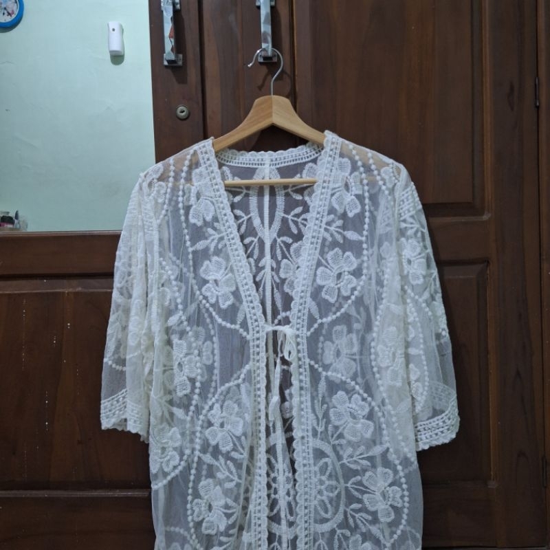 PRELOVED MURAH Lace Outer Outfit Hijab Wanita Cewek Perempuan Bekas Pernah Dipakai Warna White Putih
