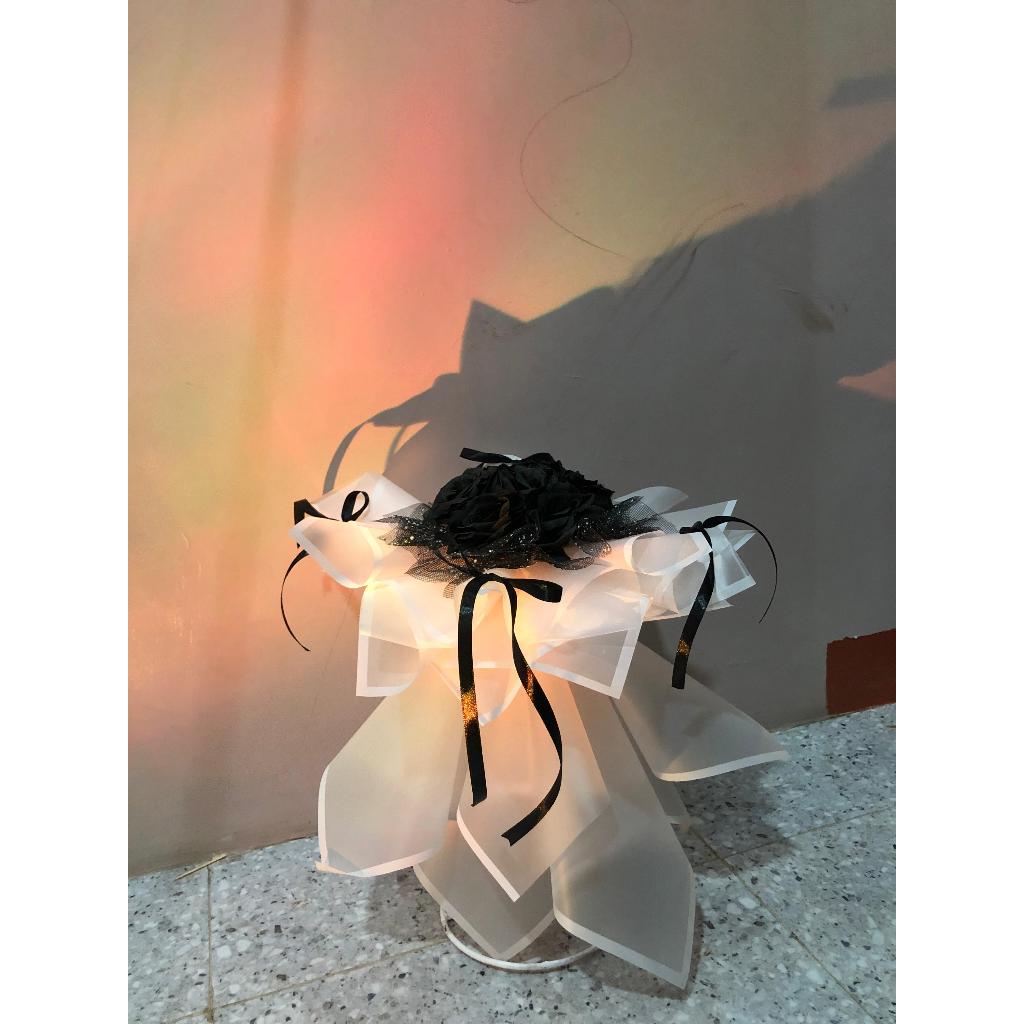 buket mawar hitam, bunga palsu, 7 tangkai gembul wrapping.