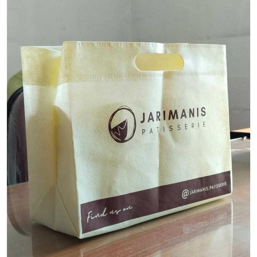 

CUSTOM SABLON - 1 Warna1 Muka - Tas Spunbond Press Box Bag Handel Oval Uk. 25x20x11cm, Kemasan Brownies, Bolu Gulung, Mug, Roll Cake, Kue Lapis, Kotak Kue, Toples, Kue Kering, Hampers