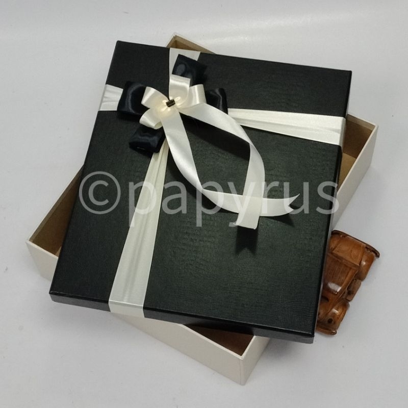 

PAPYRUS Kombinasi 30x35 Tinggi 5cm Kotak Kado Gift Box Hadiah V1