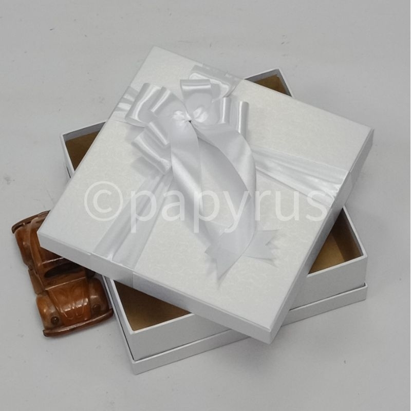 

PAPYRUS Sandwich 22,5x22,5 Tinggi 8cm Kotak Kado Gift Box V2