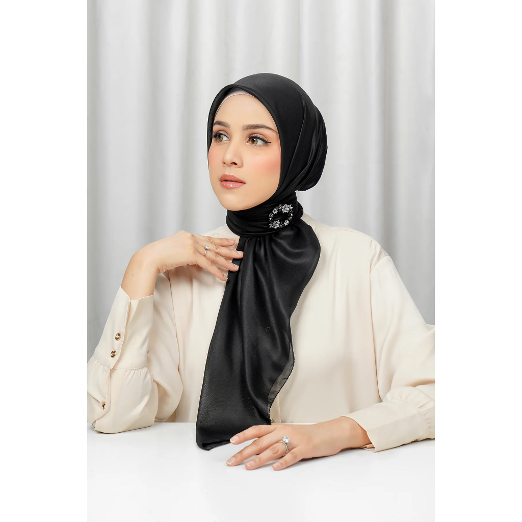 Buttonscarves Everyday Scarf Black