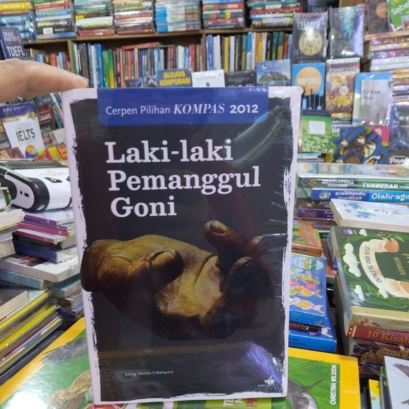 Original. Cerpen Pilihan Kompas 2012. Laki-Laki Pemanggul Goni