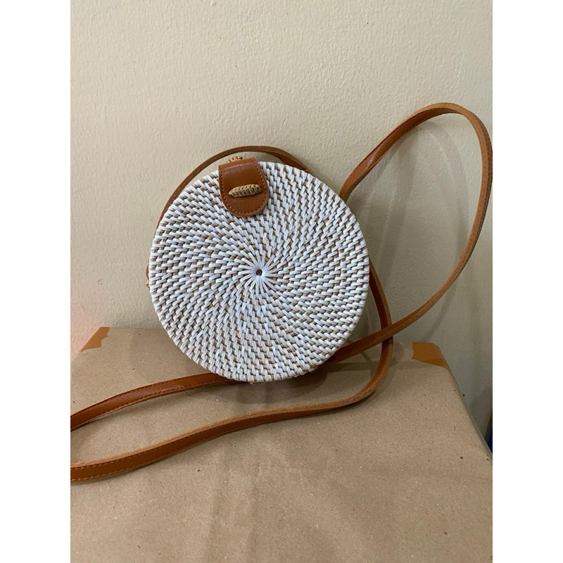 

Tas slempang rotan bulat bundar polos putih khas Bali