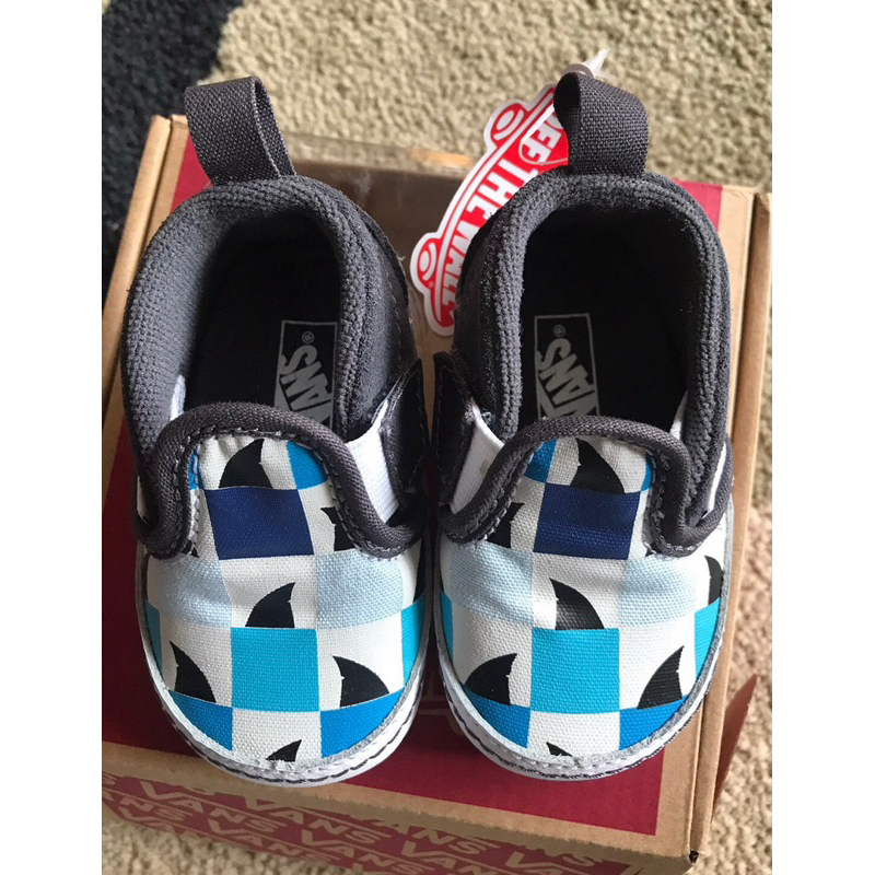 Sepatu bayi Vans Slip-On V Crib Baby Shoes, motif hiu Checkerboard Sharks; Size US 1.0-3.0 original