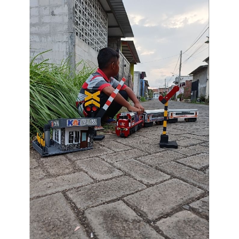 Lokomotif CC201 RnB +2gerbong+1palangpintu+1 lampu sinyal+1 pos Jpl- Miniatur Kereta Api Kayu