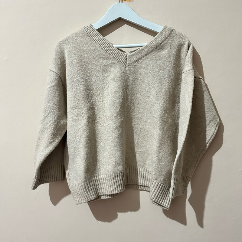 preloved cream v neck sweater