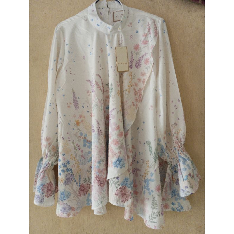 gardenia wearing klamby blouse dan pants