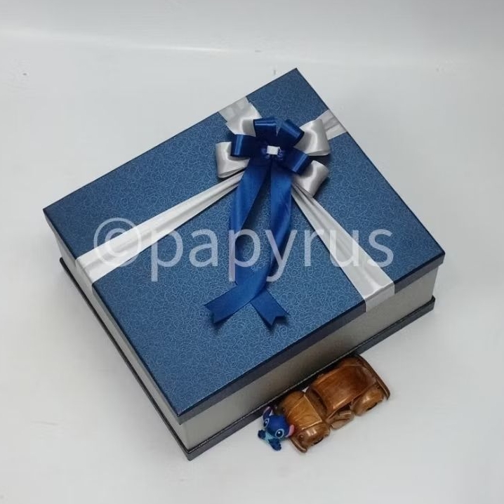 

PAPYRUS Sandwich 35x40 Tinggi 15cm Kotak Kado Gift Box V1