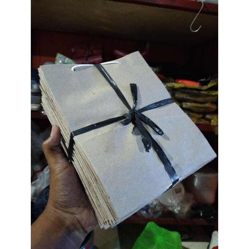 

PAPERBAG TANGGUNG POLOS UKURAN 17X21X5 TAS TALI KERTAS