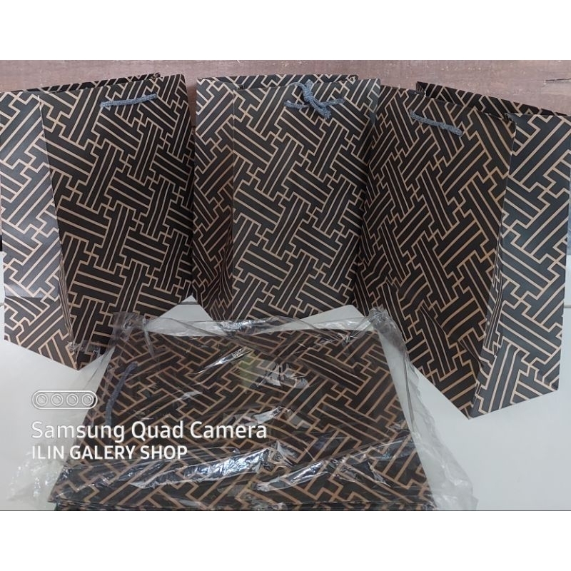 

ready paper bag uk 20x10x25 bahan tebal