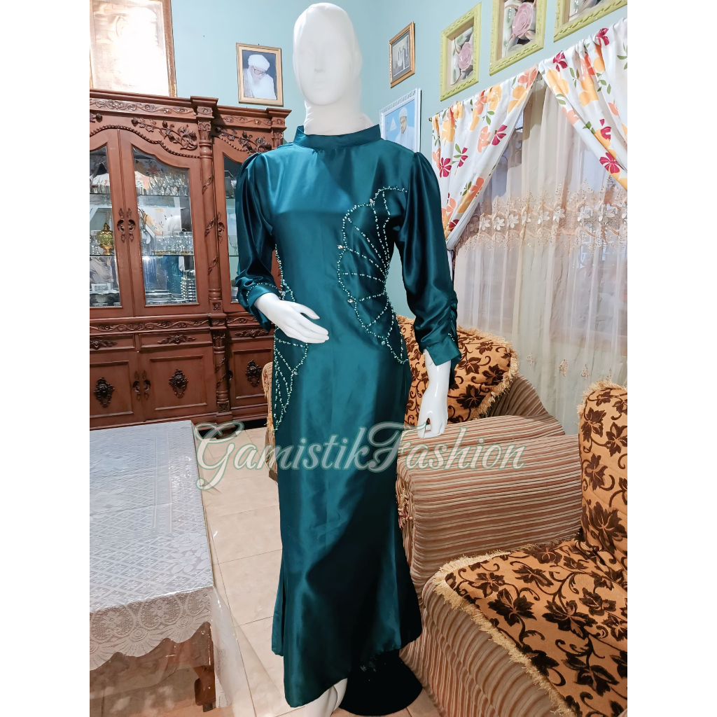 Dahlia Dress Emerald green berbahan satin velvet premium tidak panas dan tidak kaku. Dipadukan denga