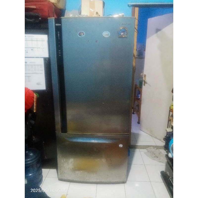 Kulkas-Freezer Panasonic Inverter model NR-BY551 (second)