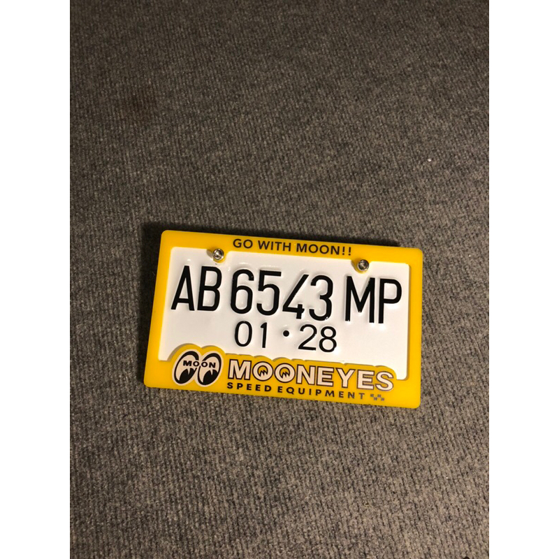 FRAME MOONEYES KUNING + PLAT (1 PCS)