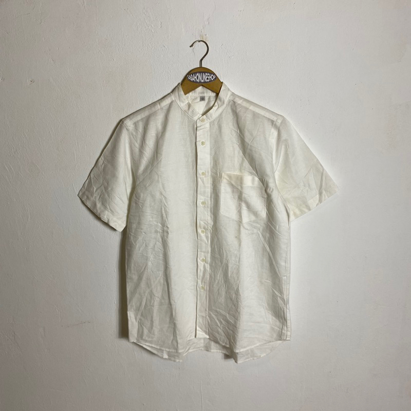 UNIQLO - Kemeja putih kerah sanghai lengan pendek