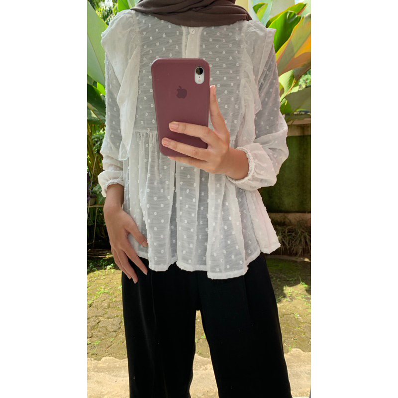 blouse putih ruffle