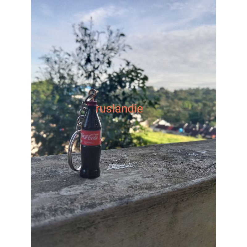 gantungan kunci miniatur botol Coca-Cola