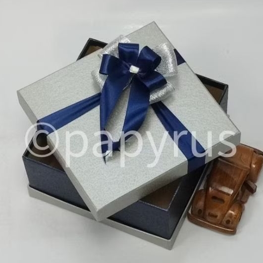 

PAPYRUS Sandwich 20x20 Tinggi 10cm Kotak Kado Gift Box Hadiah V3