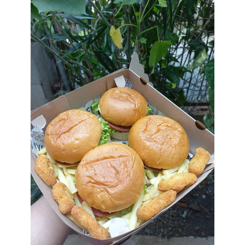 

Burger Jadul Party Box isi 4 burger + kentang goreng+ nugget