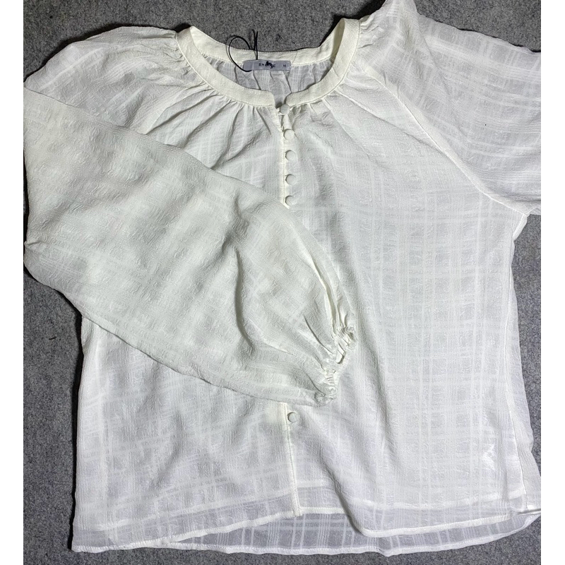 blouse putih lengan balon