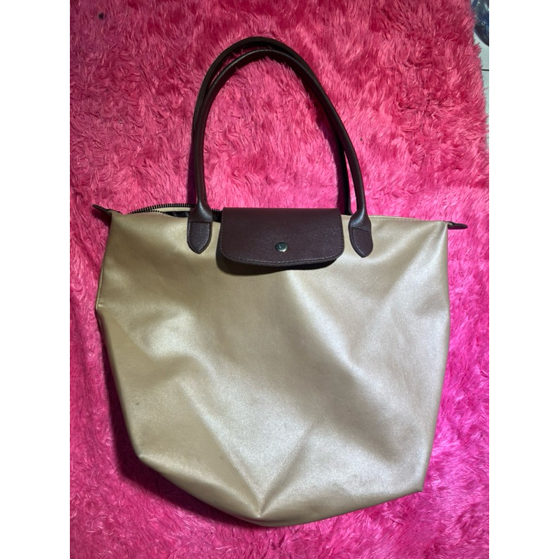 preloved tas kondisi 85% no cacat warna light gold cocok utk semua outfit