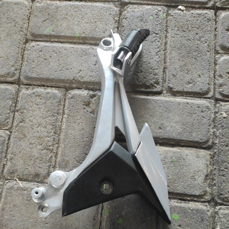 BOSTEP DUDUKAN FOOTSTEP BELAKANG SUPRA X 125 NEW FI 2014 (KANAN) ATAU (KIRI) ( IMITASI KW )