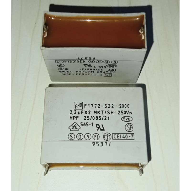 KAPASITOR 2.2uf x2 MKT/SH 250V~ JARAK KAKI 3.8CM BEKAS