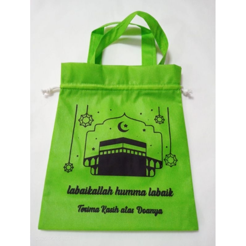 

Tas Bingkisan Serut Oleh Oleh Haji & Umroh isi 12 pcs size 20 x 25 cm Goodiebag Spundbon Motif Kabah Tas Souvenir Haji & Umroh Belanja Kantong