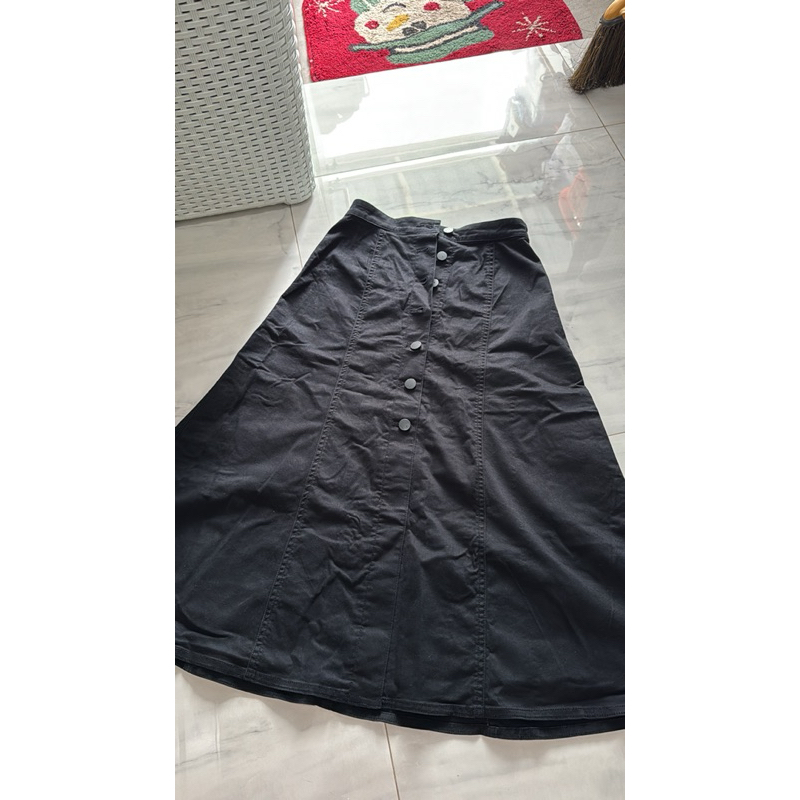 a line denim skirt rok denim hitam uniqlo