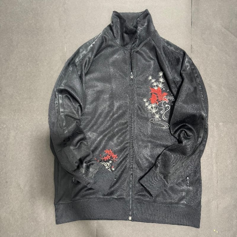Jaket Tracktop Sukajan TK Shop Jepang Hitam Bordir Ikan Koi – Motif Etnik Elegan, Unik & Langka mura