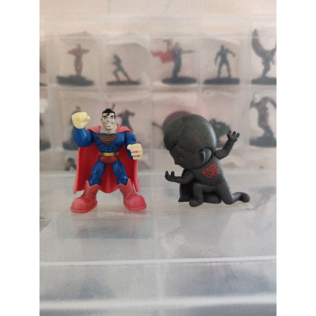 SUPERMAN Mini Action Figure & Mini Statue