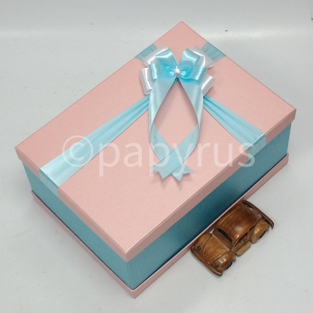

PAPYRUS Sandwich 25x35 Tinggi 15cm Kotak Kado Gift Box Hadiah V1