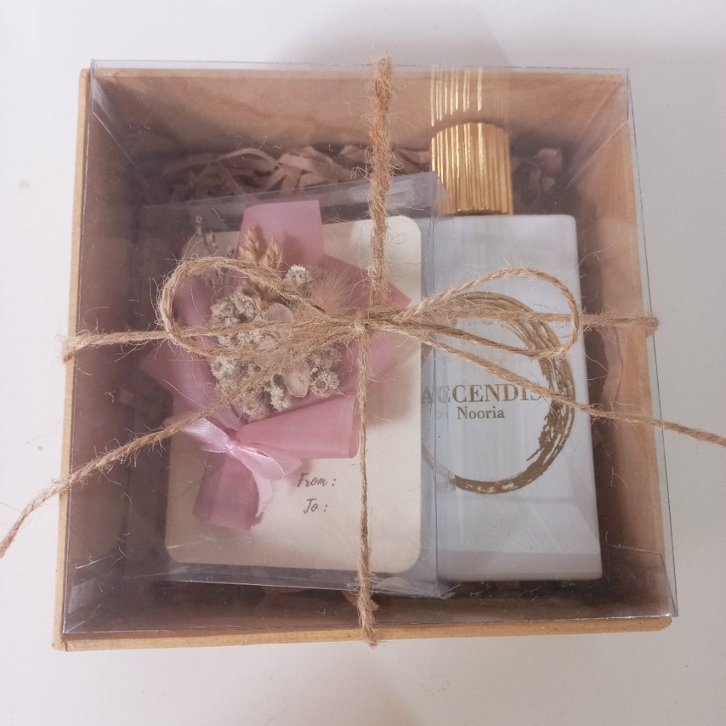 

Kotak Kado Hard Box Tutup Mika 15cm x15cm x 5cm include Accesories (Kartu Ucapan Dengan Buket,Tali Ramy, Sheredded Paper) Cocok Untuk Hampers