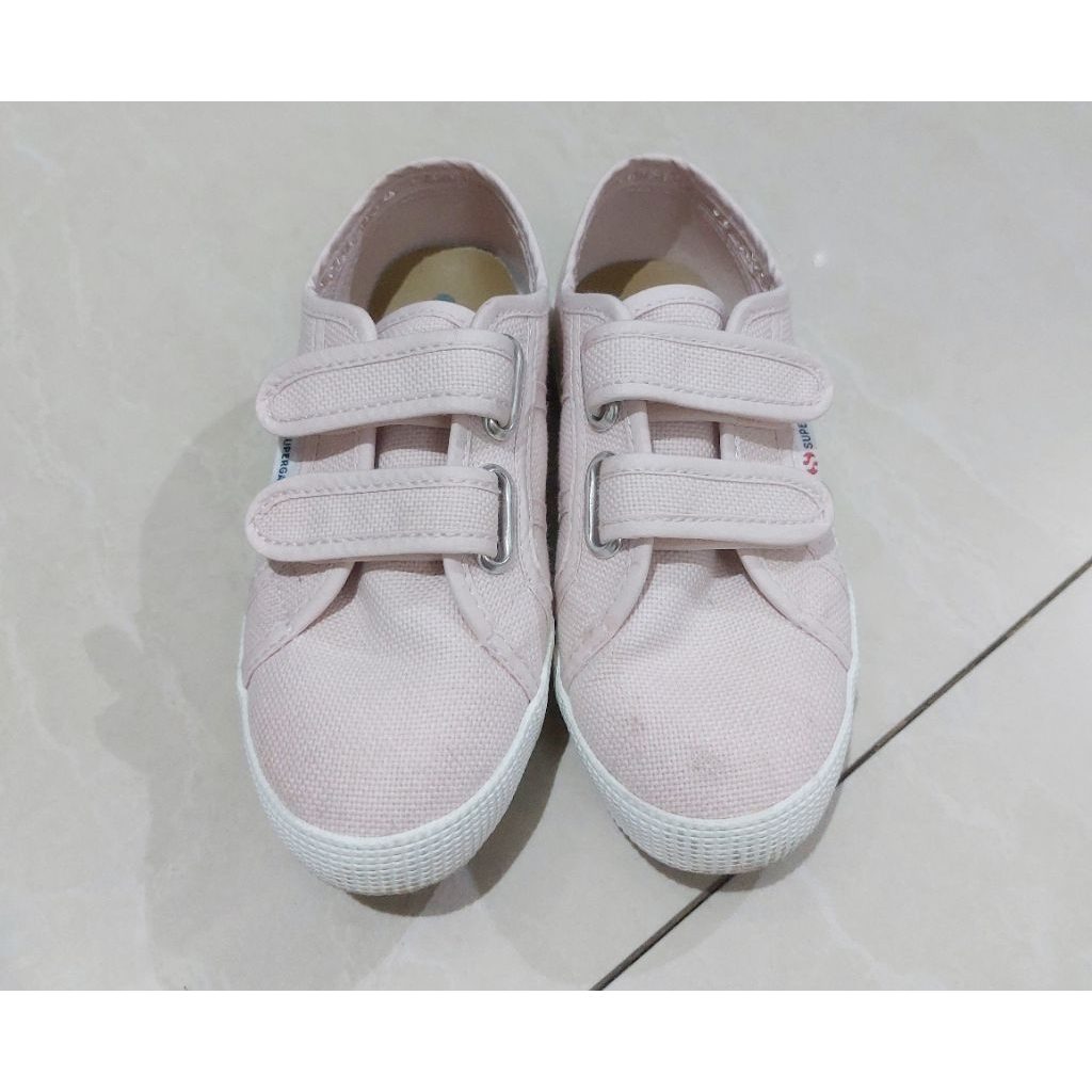 Sepatu anak Superga