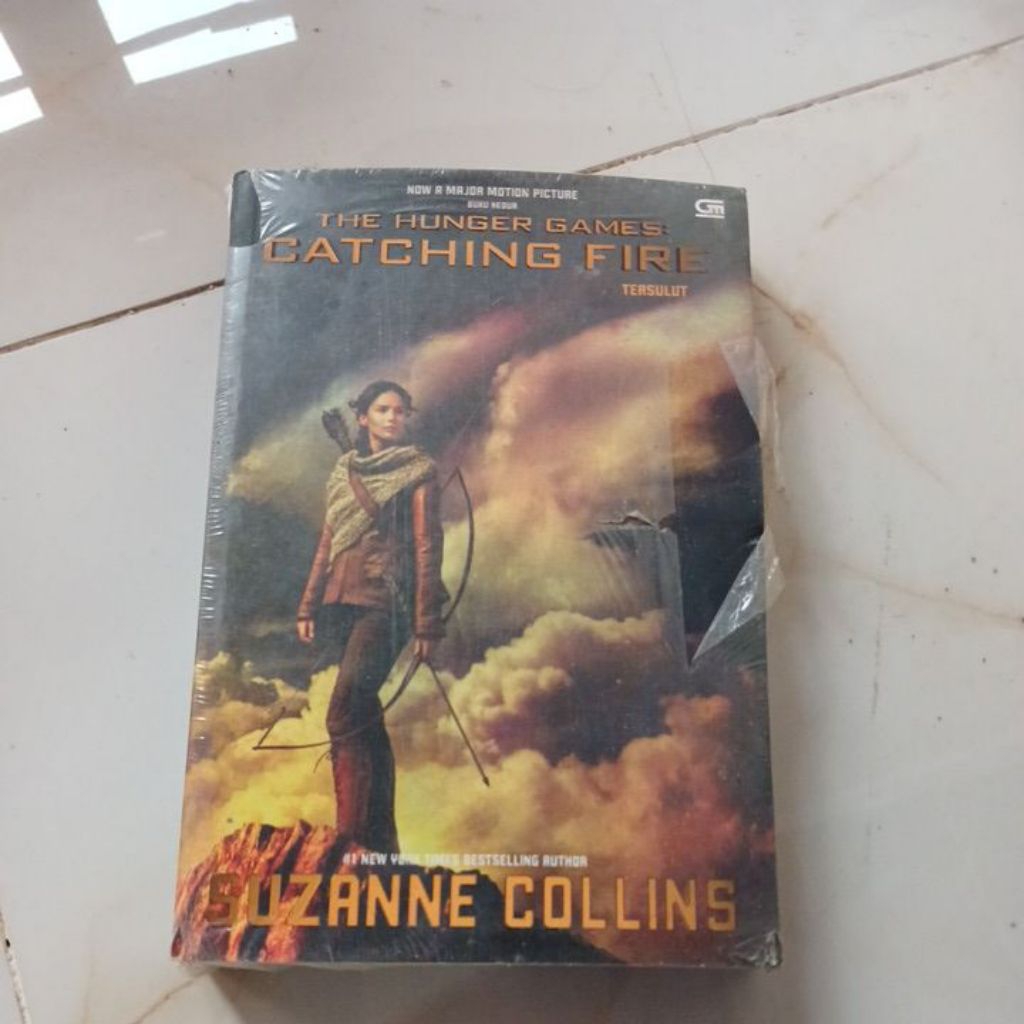 NOVEL HUNGER GAMES. CATCHING FIRE