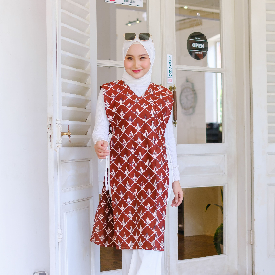 Delova Wardorbe - LONG VEST BATIK Outer Batik Premium Modern Rompi Outer Panjang Atasan Wanita Muslimah Bahan Oxford Tebal Halus Cod  Merah Baju Kondangan Tunik Lebaran Tunik Sleeveless Sleeve BungaTenun tenun etnik panjang tenun Cardigan Milo