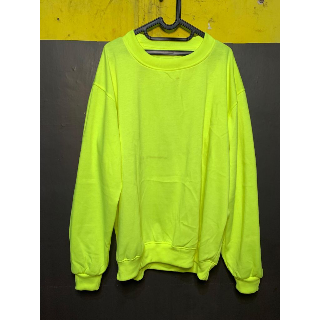 SWEATER HIJAU NEON LD 130 CM (PRELOVED)