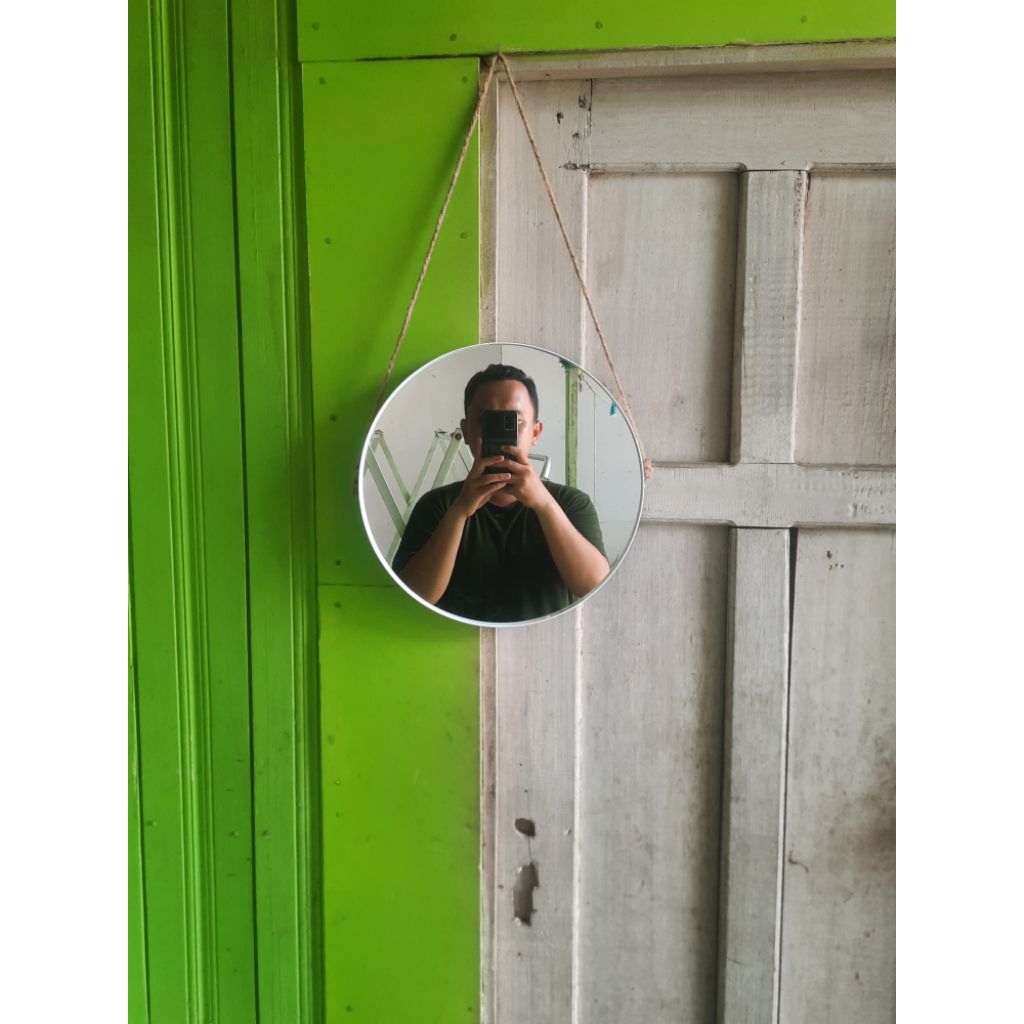 Cermin bulat estetik