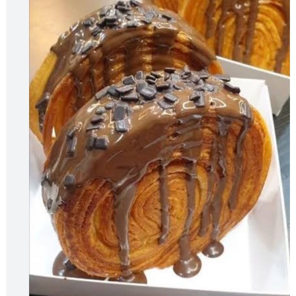 

Crombolini dengan toping coklat dan selai kacang.