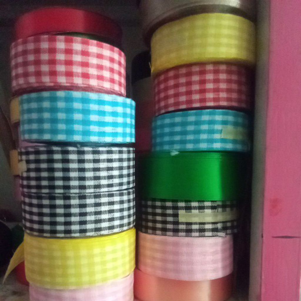 

PITA MOTIF KOTAK-KOTAK / KADO KERAJINAN 2 CM HARGA PER ROLL