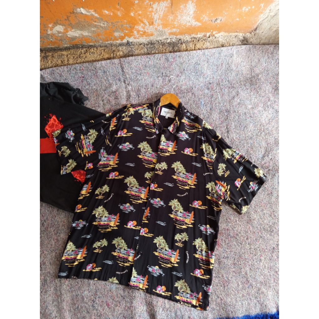 RARE KEMEJA CARHARTT WIP S/S BEACH SHIRT BEACH PRINT BLACK MOTIF PANTAI KONDISI ISTIMEWAH (LIKE NEW)